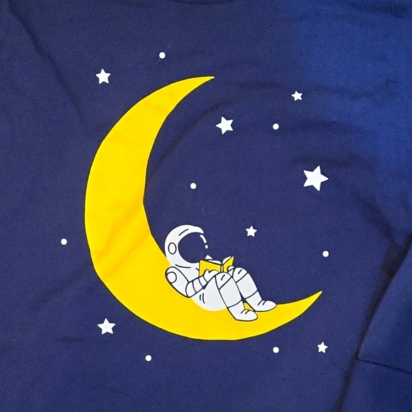 Long sleeve graphic kids tee Astronaut reading on the moon Size 5  EUC - Picture 2 of 2